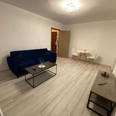 Black& White Apartment Брашов Екстериор снимка