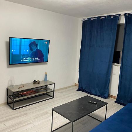 Black& White Apartment Брашов Екстериор снимка