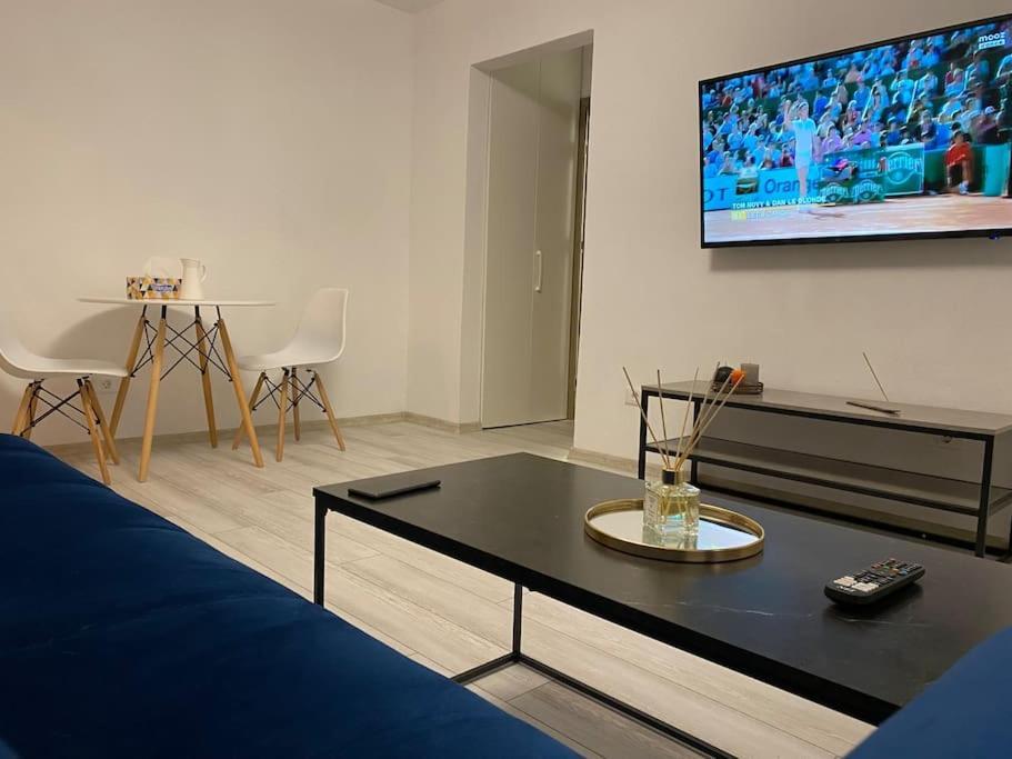 Black& White Apartment Брашов Екстериор снимка