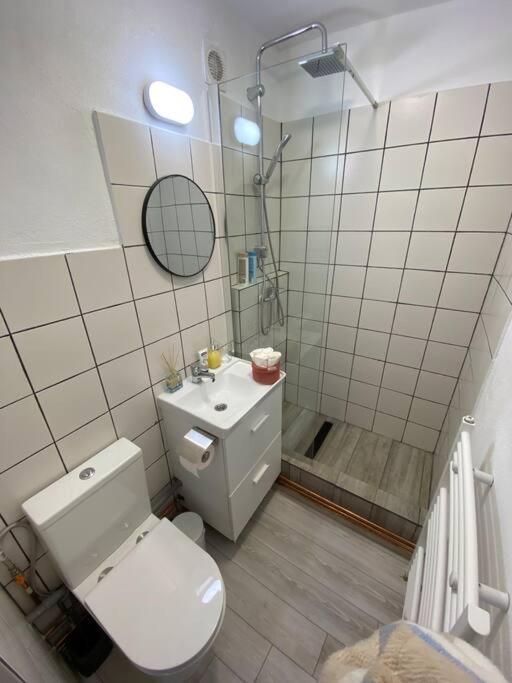 Black& White Apartment Брашов Екстериор снимка