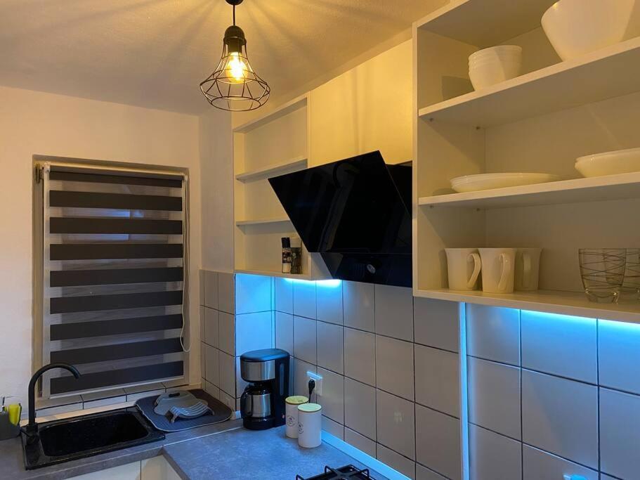 Black& White Apartment Брашов Екстериор снимка