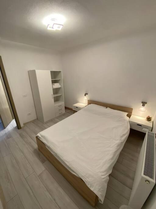 Black& White Apartment Брашов Екстериор снимка