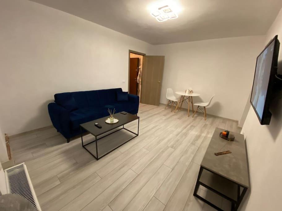 Black& White Apartment Брашов Екстериор снимка