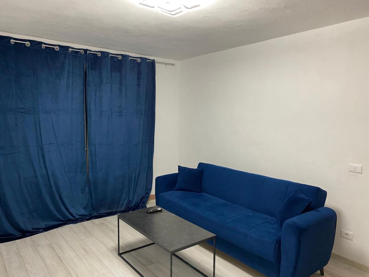 Black& White Apartment Брашов Екстериор снимка